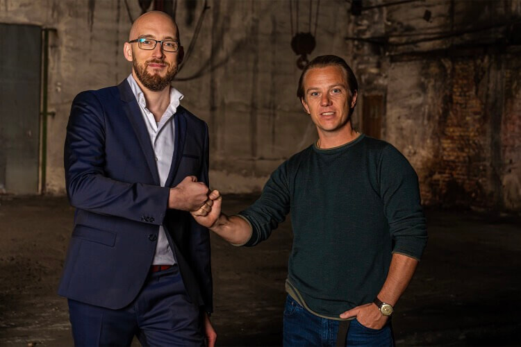 Indehaver Torben Lajer og Partner Peter Haahr giver knuckles.